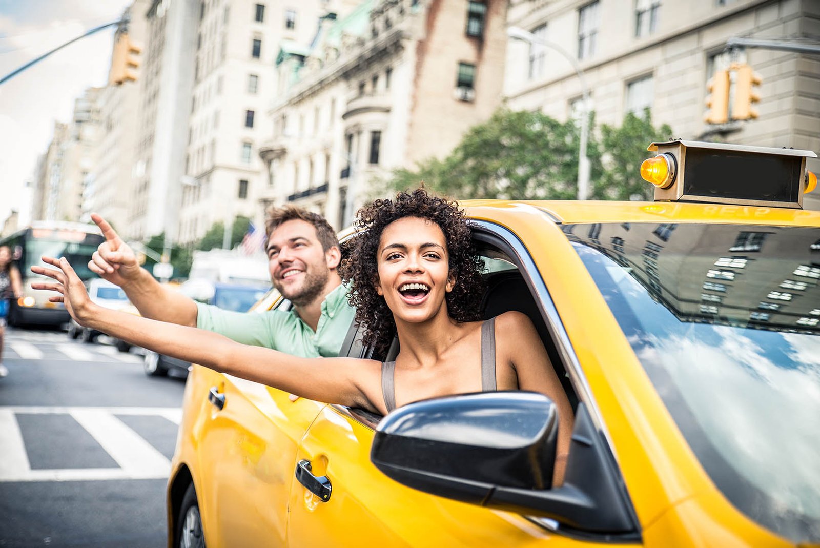 Personas dentro de taxis sacando brazo por ventana